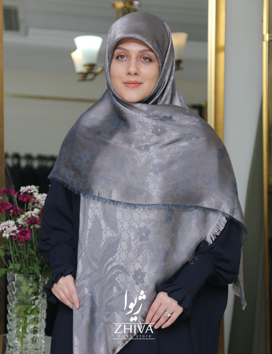 روسری گوچی گل دار لمه نقره ای 2